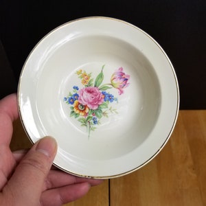 13 Round Pattern 1212 1-2 Discontinued Needlepoint Vintage Taylor Smith /& Taylor Petit Point Handled Cake Plate