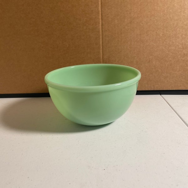 Vintage 1950’s Fireking Jadeite Rolled Edge 7” Mixing Bowl