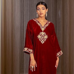 Chanderi Silk Kurta Adorned With Intricate Zardosi Work, Paired Elegantly With Pants And Matching Dupatta - Rent main image 0