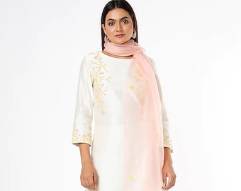 Peut inclure: Ensemble kurta blanc brodé avec un dupatta assorti. La kurta présente des broderies florales jaunes et roses. Le dupatta est rose clair avec des accents floraux jaunes et des détails de pompons jaunes. L'ensemble est porté avec un pantalon blanc.