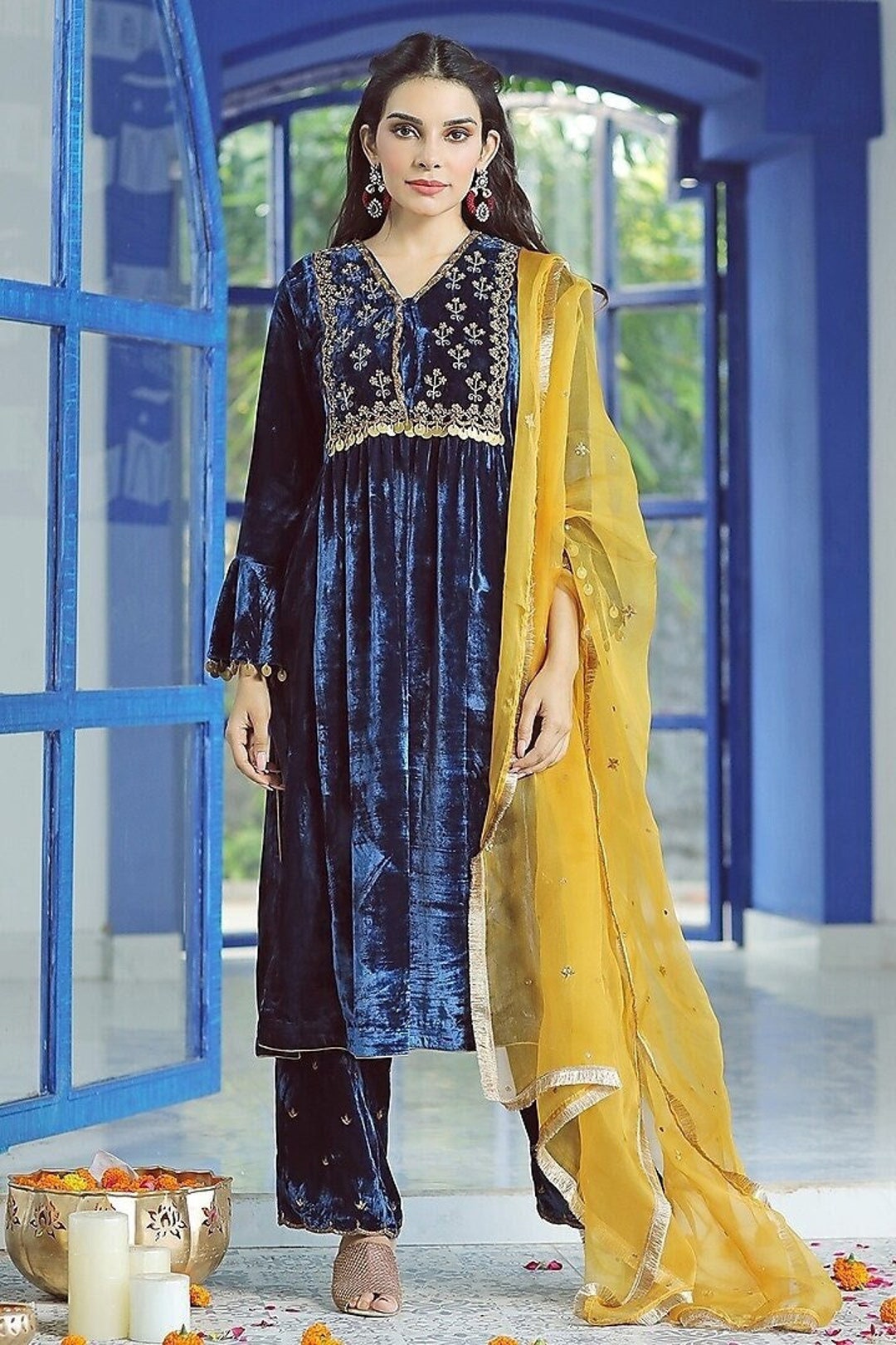 Caratterizzato da un kurta blu notte in base di velluto di seta