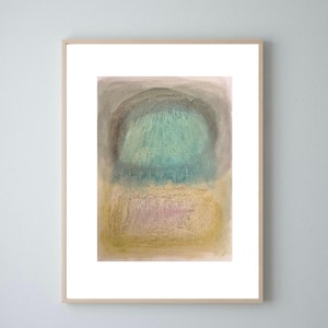 Puede incluir: Impresión de arte abstracto en un marco de madera clara. La obra presenta una forma central turquesa, una sección inferior rosa y amarilla, y un fondo gris y marrón. La pieza tiene una calidad texturizada y pictórica.