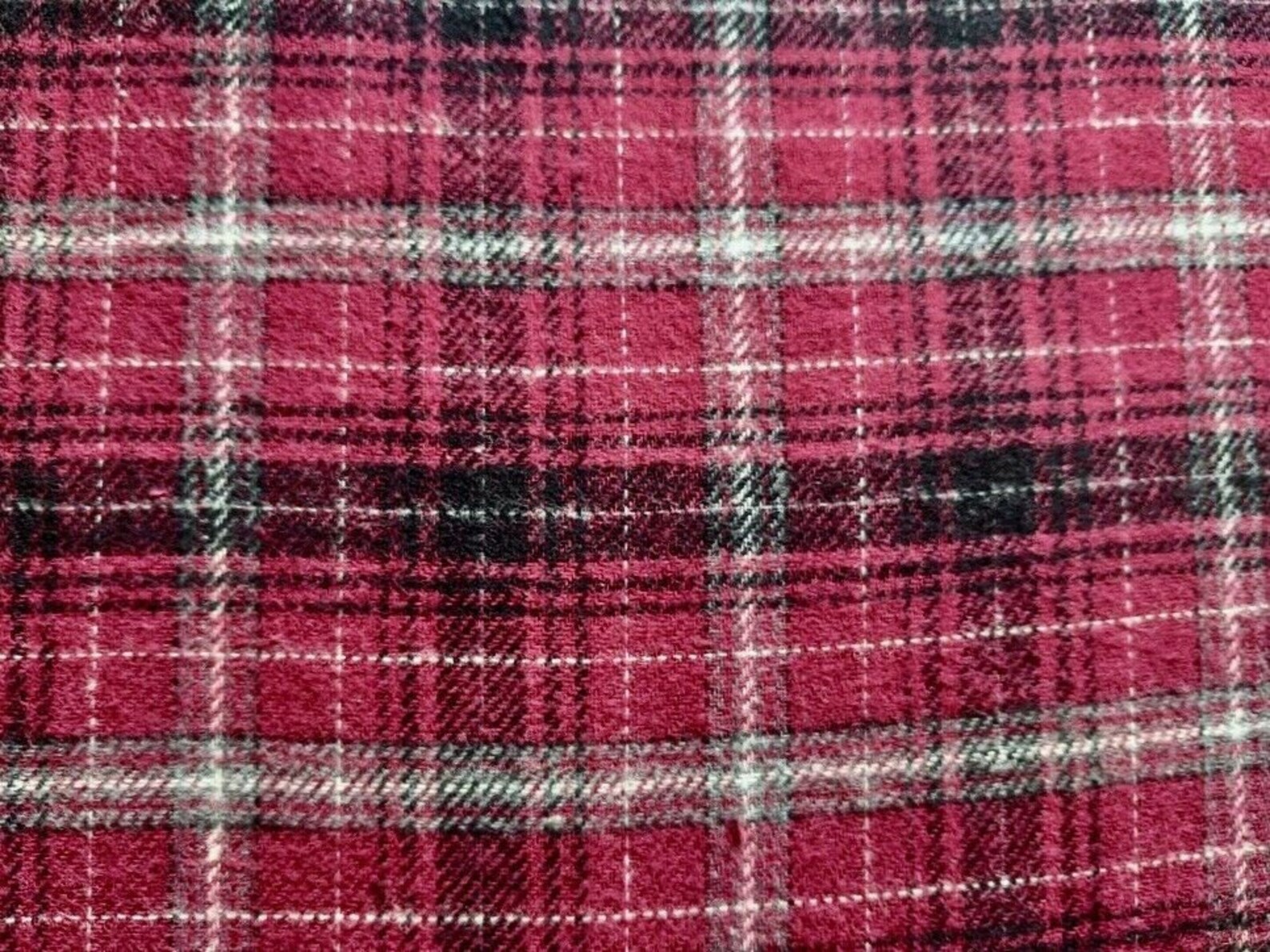 фланель красная. детская рубашка из фланели. фланелевая ткань в красную клетку. фланелевый красноватый овладевая. байковая ткань.