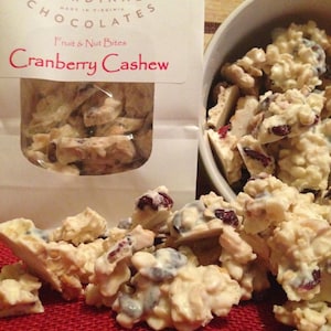 Cranberry Cashew Fruit & Nut Bites white chocolate bark | Thanksgiving candy | hostess gift | Gifts for mom | teacher gifts
