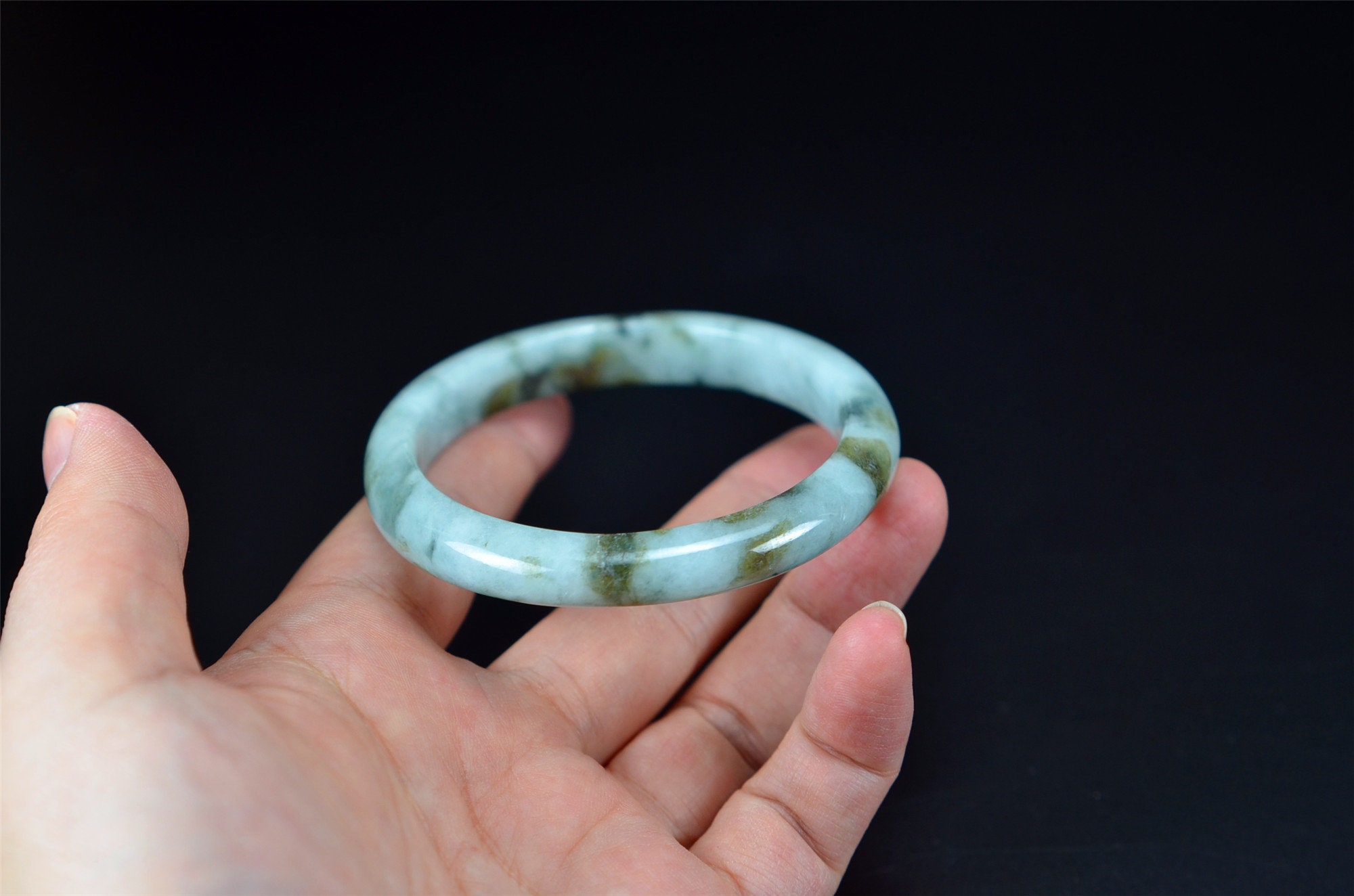 手彫り翡翠バングル、半透明ライト＆ダークグリーン（54mm）BG01540014