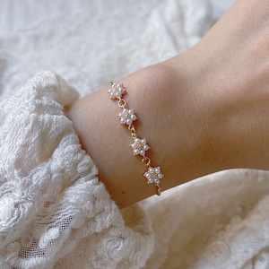 Cadeau personnalisé de bracelet de fille de fleur, cadeau de demoiselle d'honneur junior, bracelet de mini fleur de perle, cadeau de meilleurs amis d'amitié 2/3/4, cadeau de soeur image 2