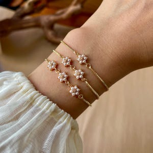Personalized Flower girl Bracelet Gift, Junior Bridesmaid Gift, Mini Pearl Flower Bracelet, 2/3/4 Friendship best friends gift, Sister Gift image 2