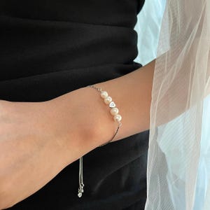 Regalo personalizado para dama de honor, joyería de boda para niña de las flores, cuñada o suegra, pulsera de perlas de agua dulce con inicial en forma de corazón. imagen 5