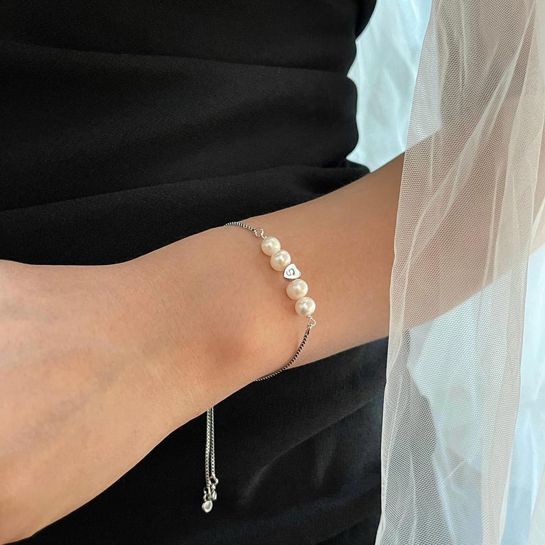 Regalo personalizado para dama de honor, joyería de boda para niña de las flores, cuñada o suegra, pulsera de perlas de agua dulce con inicial en forma de corazón. imagen 5