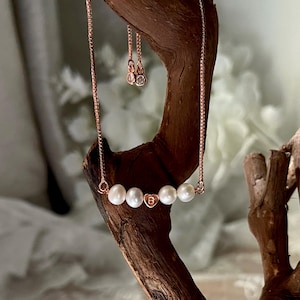 Regalo personalizado para dama de honor, joyería de boda para niña de las flores, cuñada o suegra, pulsera de perlas de agua dulce con inicial en forma de corazón. imagen 4