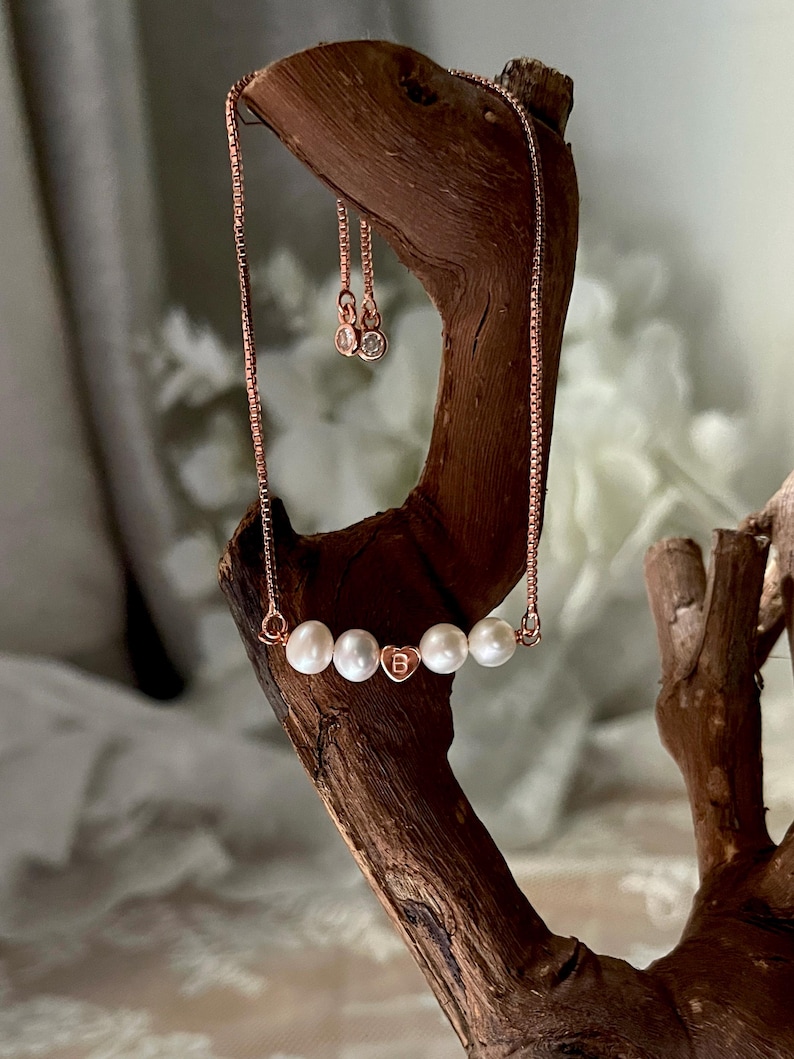 Regalo personalizado para dama de honor, joyería de boda para niña de las flores, cuñada o suegra, pulsera de perlas de agua dulce con inicial en forma de corazón. imagen 4