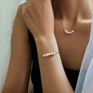 Regalo personalizado para dama de honor, joyería de boda para niña de las flores, cuñada o suegra, pulsera de perlas de agua dulce con inicial en forma de corazón. imagen 7