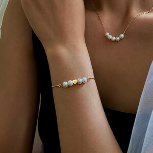 Regalo personalizado para dama de honor, joyería de boda para niña de las flores, cuñada o suegra, pulsera de perlas de agua dulce con inicial en forma de corazón. imagen 3