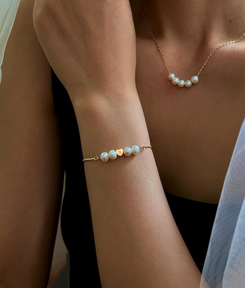Regalo personalizado para dama de honor, joyería de boda para niña de las flores, cuñada o suegra, pulsera de perlas de agua dulce con inicial en forma de corazón. imagen 3