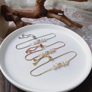 Regalo personalizado para dama de honor, joyería de boda para niña de las flores, cuñada o suegra, pulsera de perlas de agua dulce con inicial en forma de corazón. imagen 6