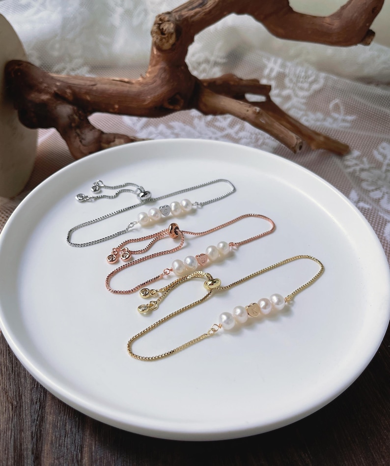 Regalo personalizado para dama de honor, joyería de boda para niña de las flores, cuñada o suegra, pulsera de perlas de agua dulce con inicial en forma de corazón. imagen 6