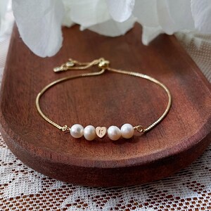 Regalo personalizado para dama de honor, joyería de boda para niña de las flores, cuñada o suegra, pulsera de perlas de agua dulce con inicial en forma de corazón. imagen 2