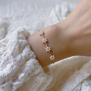 Adjustable Slide Bracelet for Best Friends, Soul Sister Gifts, Sister-in-Law Gift, Flower Bracelet, Pearl Bracelet, 3 Sisters 4 Sisters