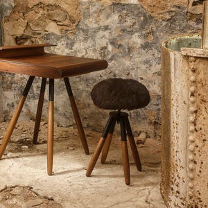 Comma Desk