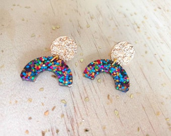 Boucles d'oreilles artisanales résine à paillettes multicolores, modèle "Arty" / Glitter epoxy resin earrings "Arty"