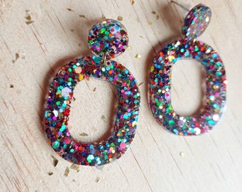 Boucles d'oreilles artisanales résine à paillettes multicolores, modèle "Party hard" / "Party hard" epoxy resin glitter dangle earrings