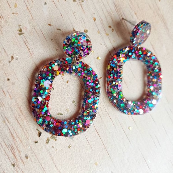 Boucles d'oreilles artisanales résine à paillettes multicolores, modèle "Party hard" / "Party hard" epoxy resin glitter dangle earrings