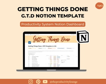 Może przedstawiać: Ekran laptopa wyświetlający obszar roboczy Notion z tytułem "Getting Things Done - GTD Template (v 2.0)". Obszar roboczy to pulpit nawigacyjny systemu produktywności z listą kontrolną i tabelą. Logo Notion znajduje się w prawym górnym rogu ekranu. Laptop znajduje się na jasno pomarańczowym tle z ikonami mediów społecznościowych i tekstem "@theproducivitylounge" na dole.
