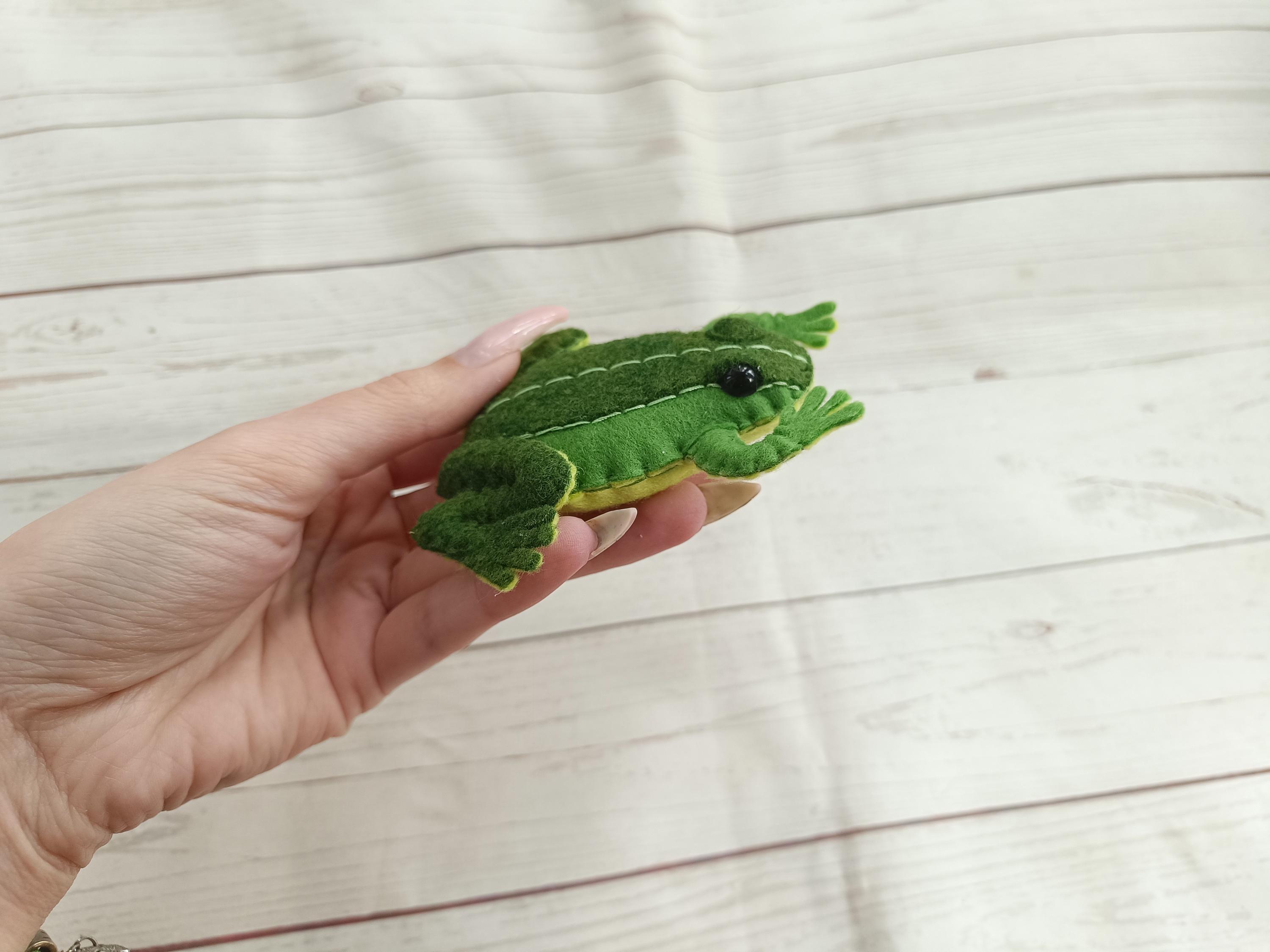 フェルトで作ったリアルなグリーンの緑のカエルの置物フェルトのカエル