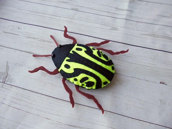 リアルな Calligrapha serpentina フェルトの虫から作られた緑色の甲虫
