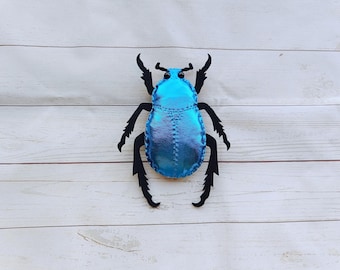 キラキラ光る青い甲虫 - hoplia coerulea リアルな青い甲虫 フェルトで
