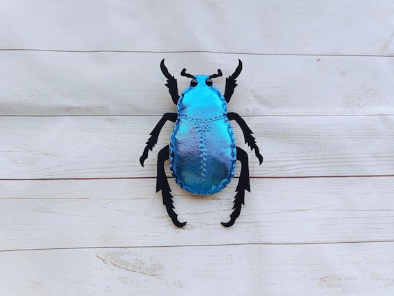 キラキラ光る青い甲虫 - hoplia coerulea リアルな青い甲虫 フェルトで