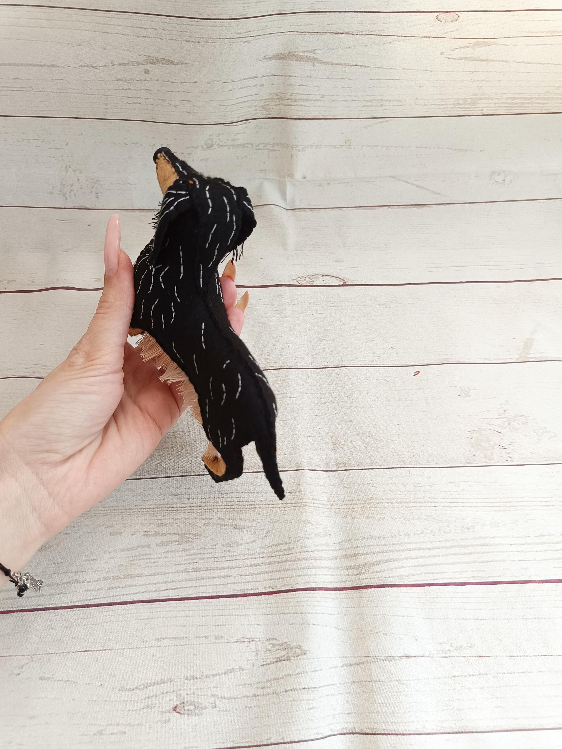 フェルトで作ったリアルなダックスフントの置物 フェルトで作った犬の