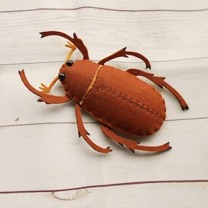 Realistisk junibagge av filt Brun junibaggefigur Tovad junibagge Naturalistpresent Barn lär sig naturen och lär sig insekter
