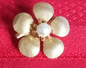 Gold tone Vintage faux pearl flower brooch pendant pin daisy