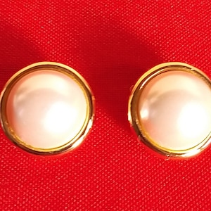 Faux pearl clip on earrings gold tone Vintage