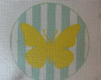 Tela de bordado com borboletas listradas - amarelo e verde claro