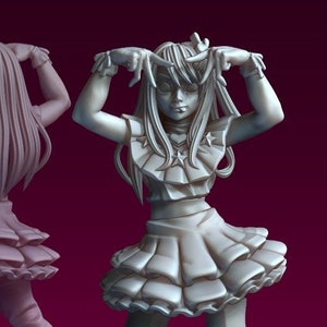 Może przedstawiać: Wydrukowana w 3D figurka dziewczyny w falbaniastej sukience i butach, z rękami uniesionymi do głowy. Figurka stoi na czarnej podstawie, z brązową pieczęcią i tekstem "patreon.com/ESAVAGE" w tle.