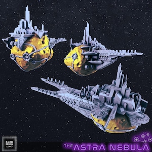 Puede incluir: Un modelo impreso en 3D de una nave espacial, la Astra Nebula, con un casco amarillo similar a un asteroide y detalles metálicos grises. La nave espacial se muestra en tres ángulos diferentes.
