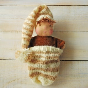 Waldorf poupée Waldorf poupée bébé Steiner poupée Poupée de poche Poupée tricotée baby doll enveloppe Waldorf jouets Cuddle doll Rag doll Textile doll German Doll