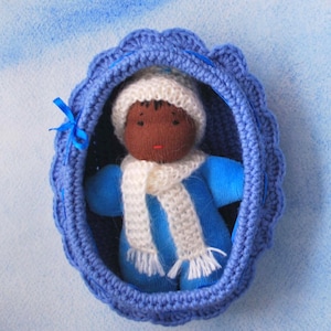 Waldorf poupée de bébé dans un berceau Waldorf poupée de poche poupée Waldorf poupée dans le lit Waldorf bébé Cuddle poupée Steiner poupée poupée allemande Jouets Waldorf