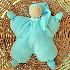 Poupée papillon Waldorf Première poupée Waldorf Poupées bébé Waldorf 10 po. Poupée allemande Steiner Poupée Literie Poupée Dormir Poupée câlin Jouet Waldorf