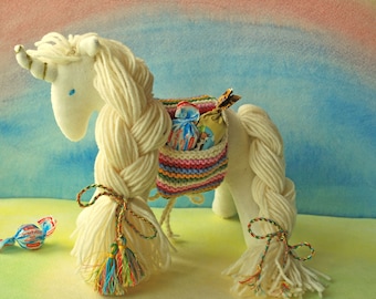 Unicornio de fieltro cosido a mano: peluche inspirado en Waldorf