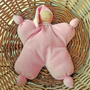Poupée papillon Waldorf Première poupée Waldorf Poupées bébé Waldorf 10 po. Poupée allemande Steiner Poupée Literie Poupée Dormir Poupée câlin Jouet Waldorf