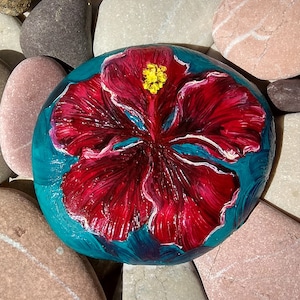 Geschilderde rotsen van tropische hibiscusbloemen, geschilderde rotsen van tropische hibiscusbloemen, geschilderde rotsen van tropische hibiscusbloemen.