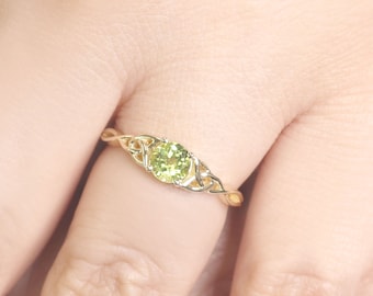 Peridot Twist Ring / August Birthstone Ring / Peridot Engagement Ring / 14k Solid Gold Wedding Ring / Solitaire Peridot Ring / Twist Band