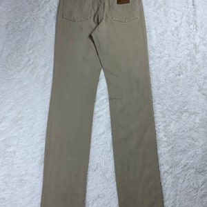Op de afbeelding: Een lichtbruine jeans met rechte pijpen en een bruin leren patch op de achterzak.