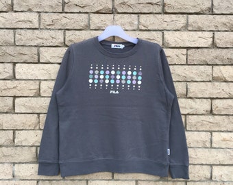 Sudadera FILA con logo pequeño deletreado. Sudadera vintage. Diseño sencillo. Talla L en la etiqueta.