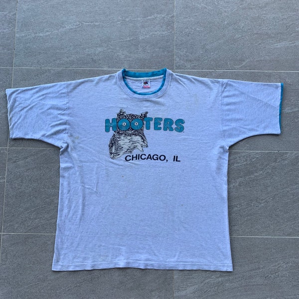 vintage HOOTERS t shirt spell out big logo.. CHICAGO, IL.. vintage t shirt.. size xl