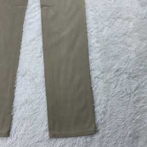 Op de afbeelding: Een lichtbruine broek met een rechte pijp.