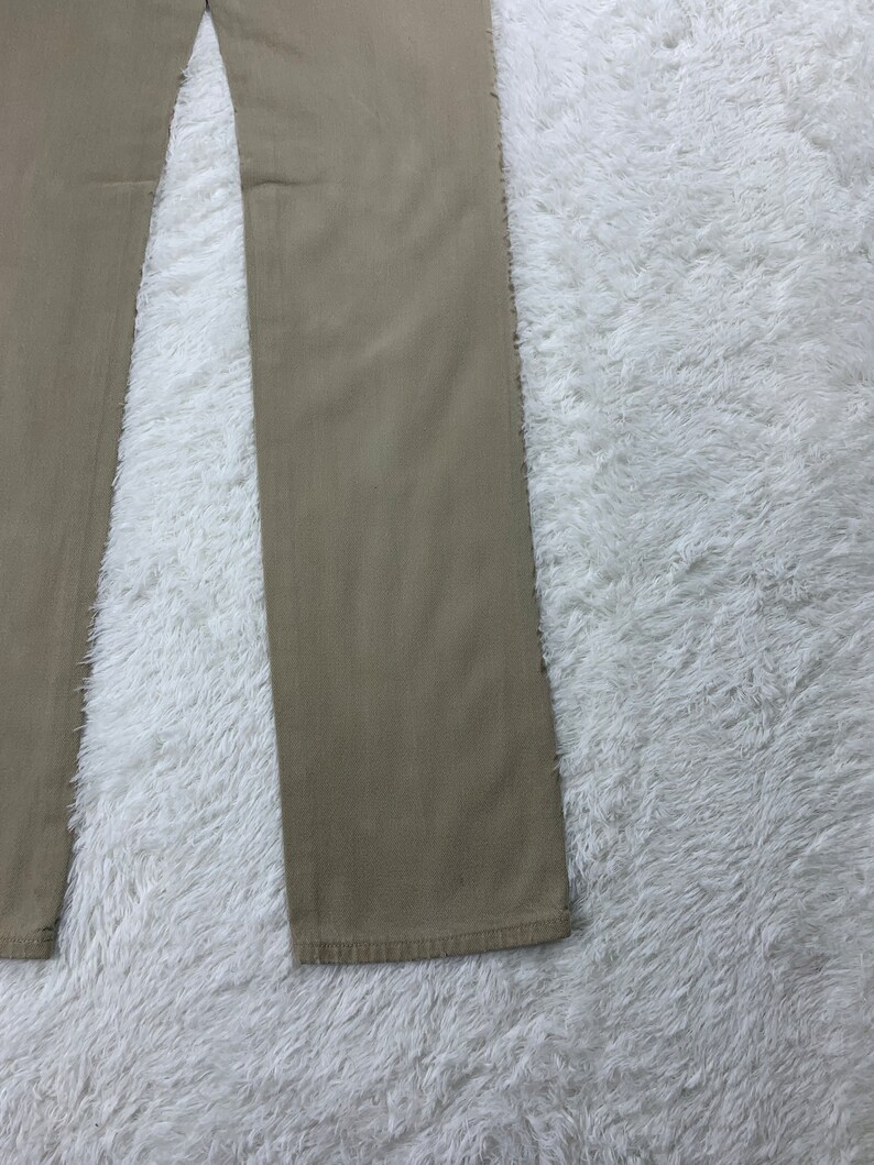 Op de afbeelding: Een lichtbruine broek met een rechte pijp.